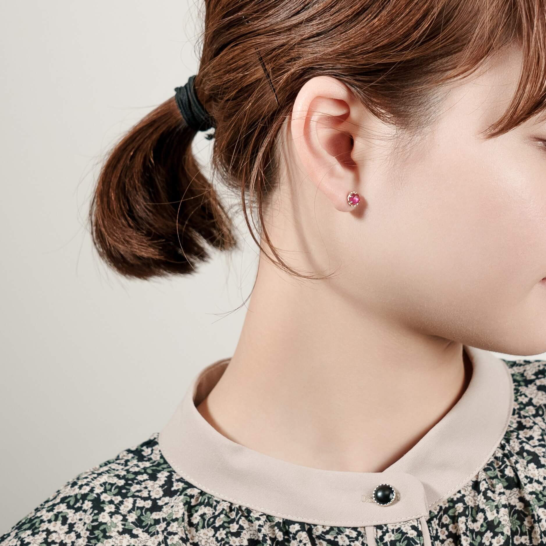 K10 シンセチック ルビー スタッドピアス- me.（エムイードット）