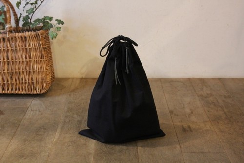 ブラック巾着ポーチ バッグinバッグ 】 カゴバックの巾着に。menui