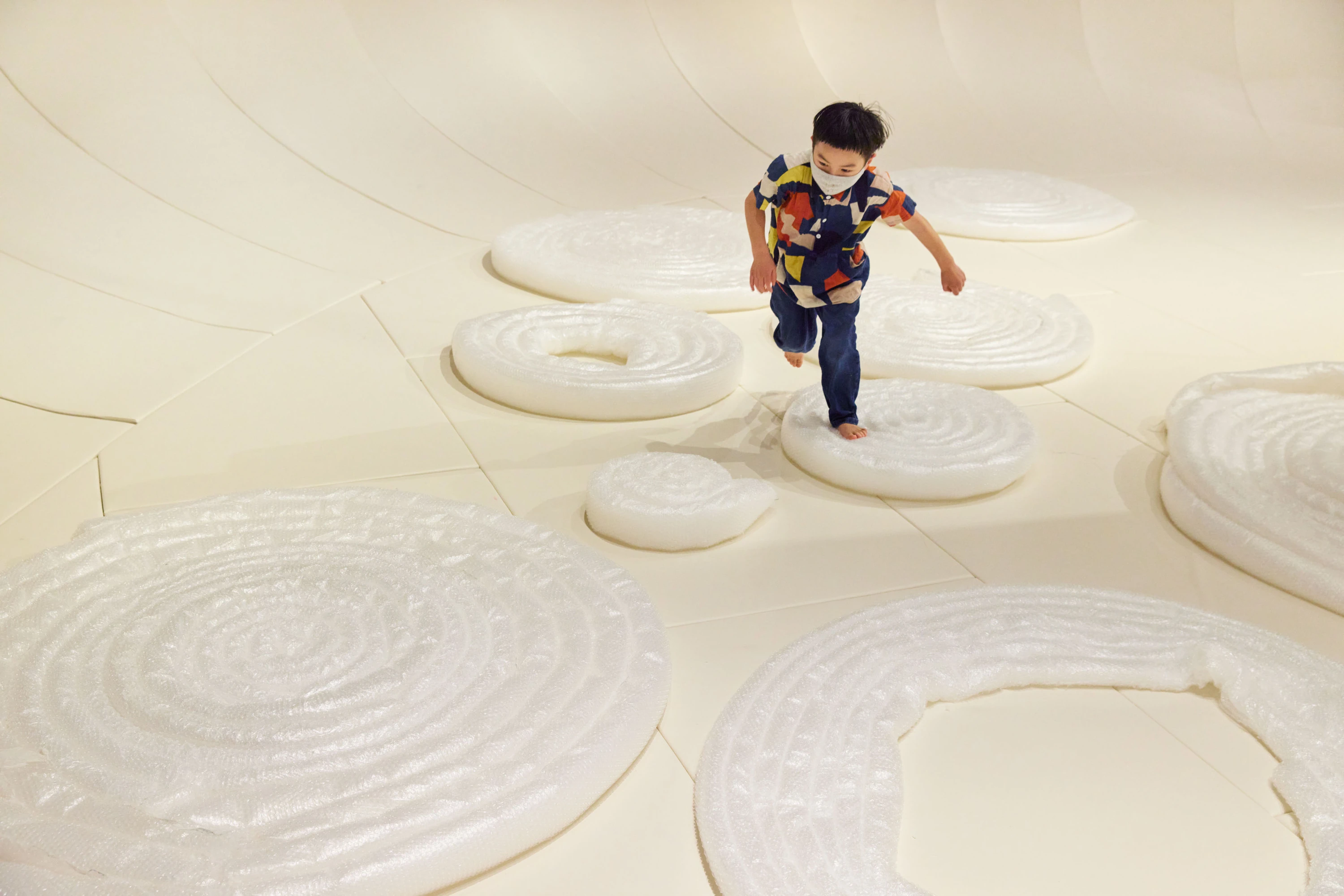 遊び方は自由自在、プチプチでできた巨大遊具が立川に登場