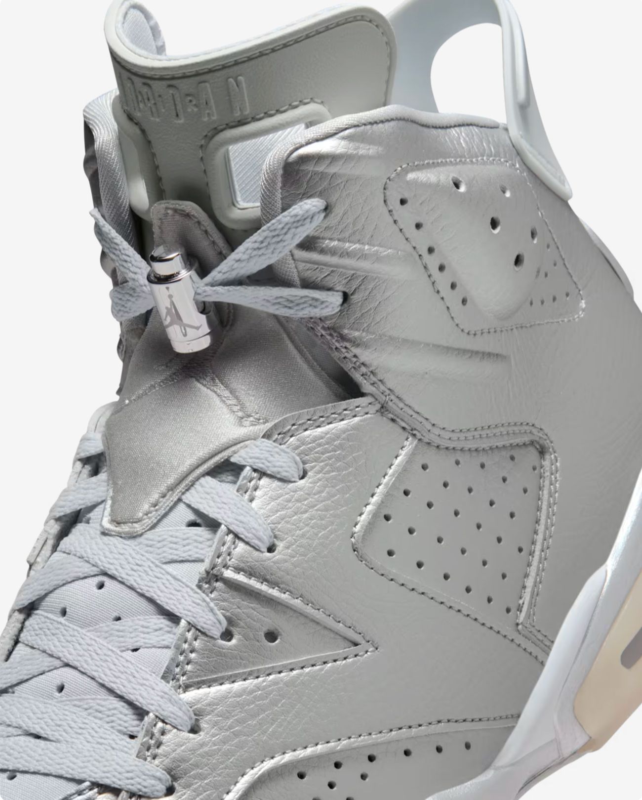 エア ジョーダン 6 x パリ サンジェルマン」は、メタリックシルバーが