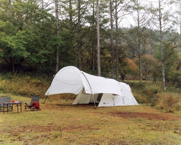 この形は新しい！LOGOSの「あくび」しているようなタープの開放感が