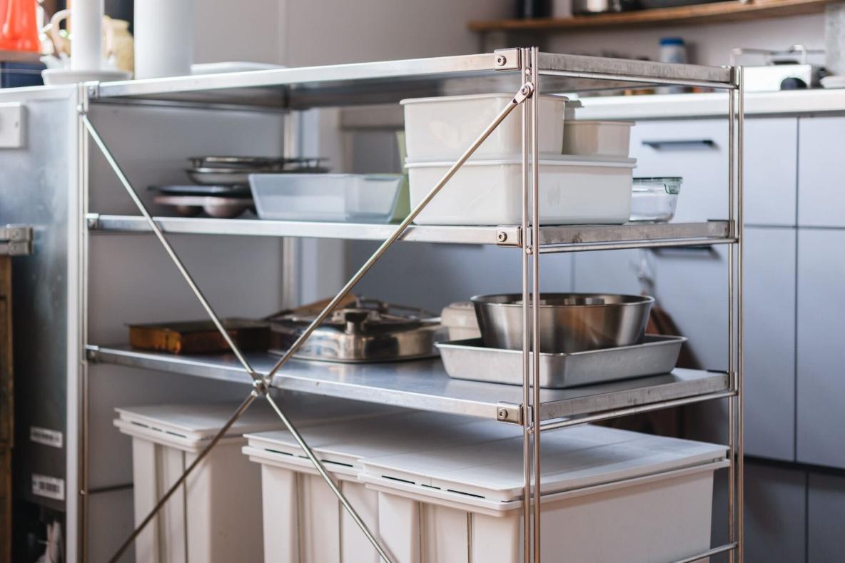 キッチンでどう使う？無印良品の名作「ステンレスユニットシェルフ」の