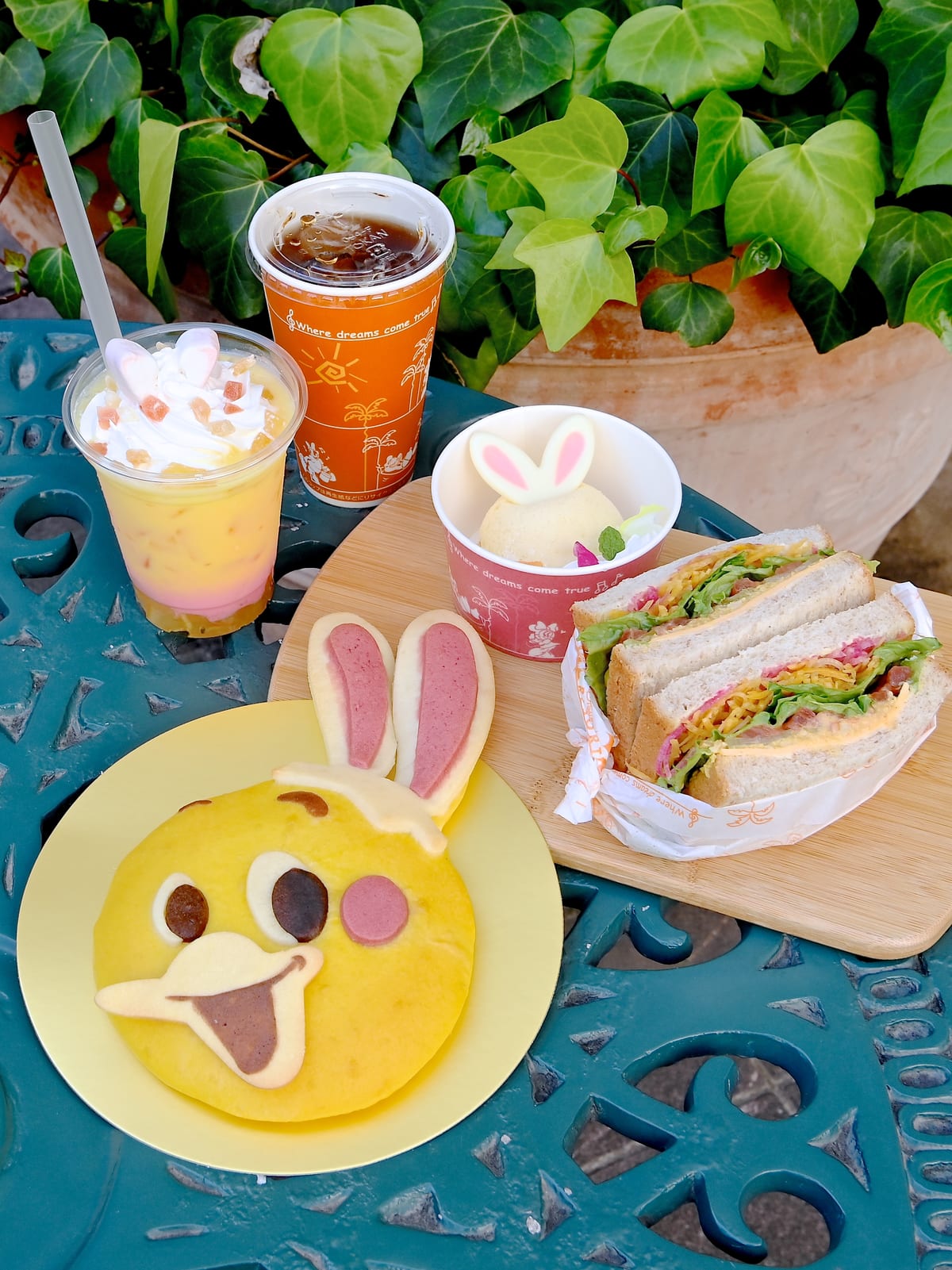 うさピヨ」ブレッドも！チックタック・ダイナー“ディズニー