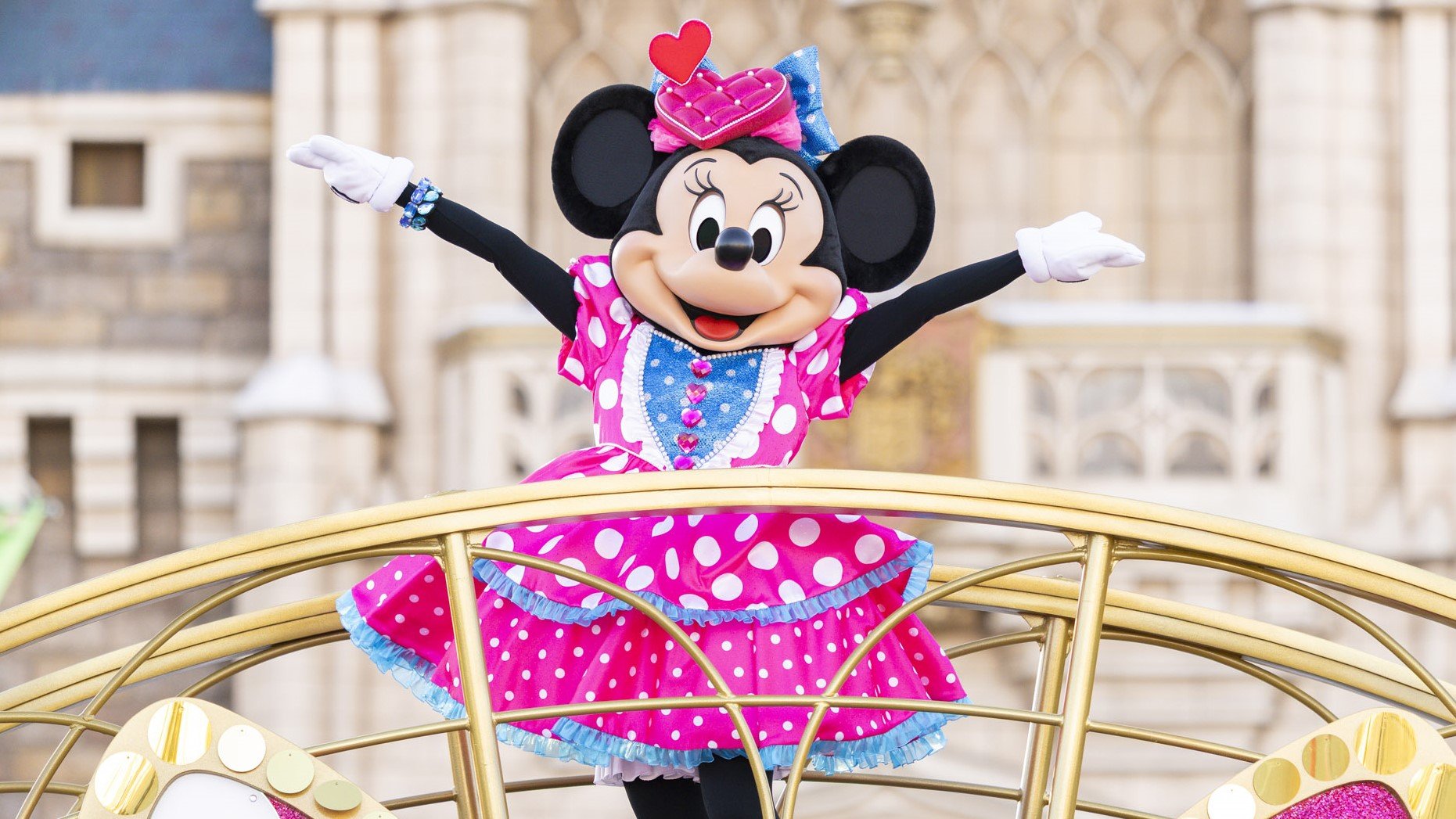 ミニーにメロメロ！ピンクコーデのパレードやハート型フードを実食