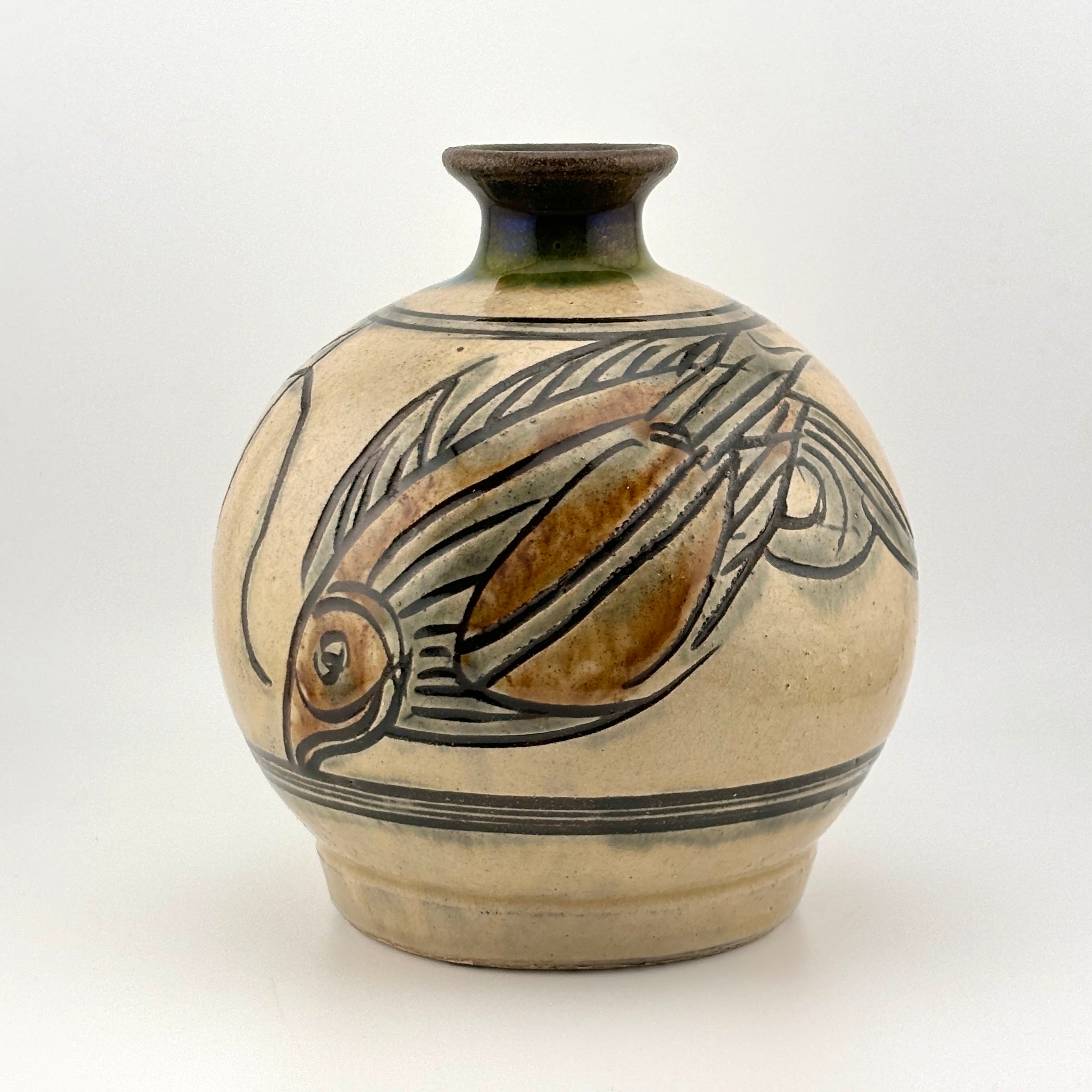 B196s 「牛図 六角酒盃」三代上出喜山作 共布共箱 九谷焼 宮内庁御用達