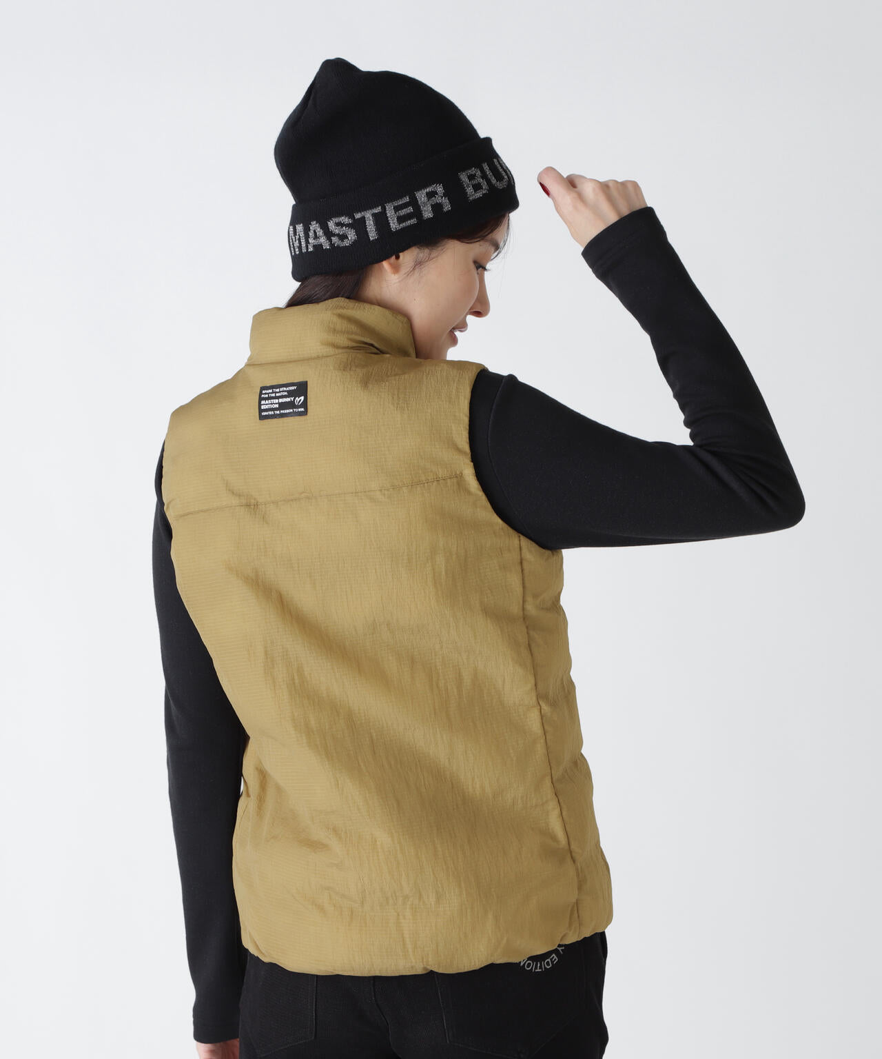 マスターバニーエディション クルーネック ベスト 2024年春夏 ベージュ