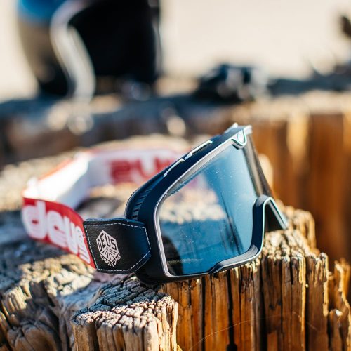 激シブのバイクゴーグル】ビンテージバイカーにブッ刺さる「デウス」の