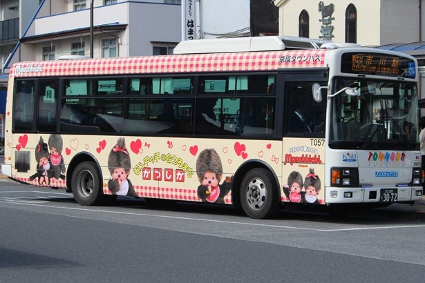 画像5 / 7＞“モンチッチ”生誕の地・葛飾にキュートなラッピングバス