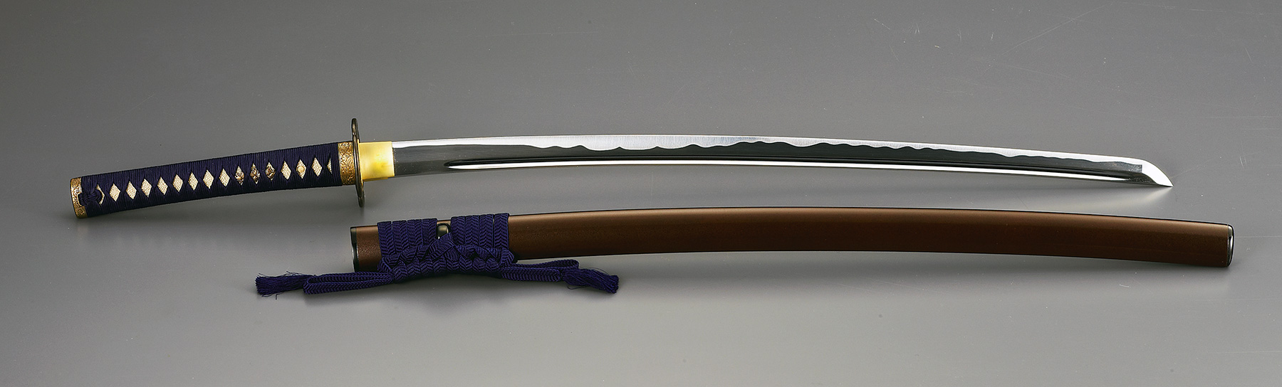 模造刀】太刀 樋入り 全長102センチ 龍鍔 茶ツイシュ 鞘 互の目 刃紋