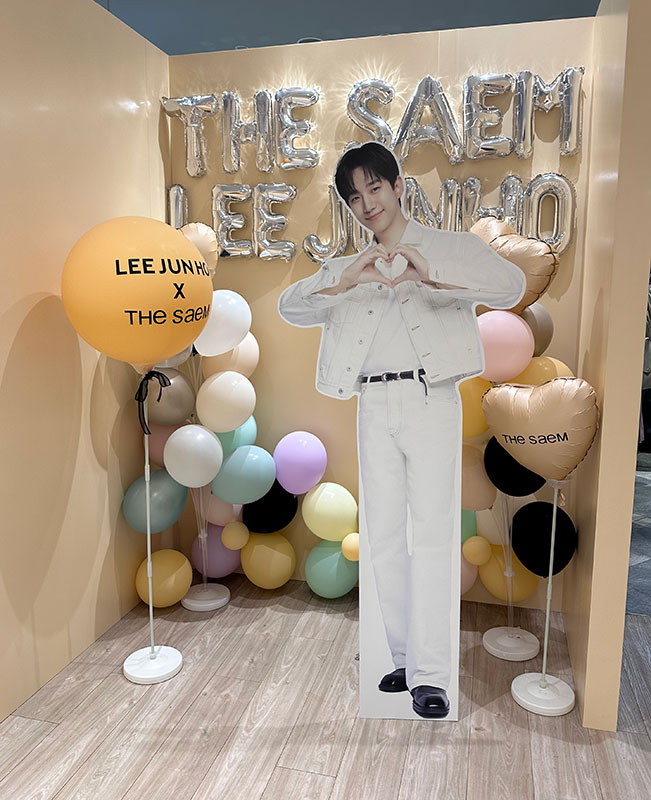 イ・ジュノさんのフォトパネルと写真が撮れるフォトスポットも。THE