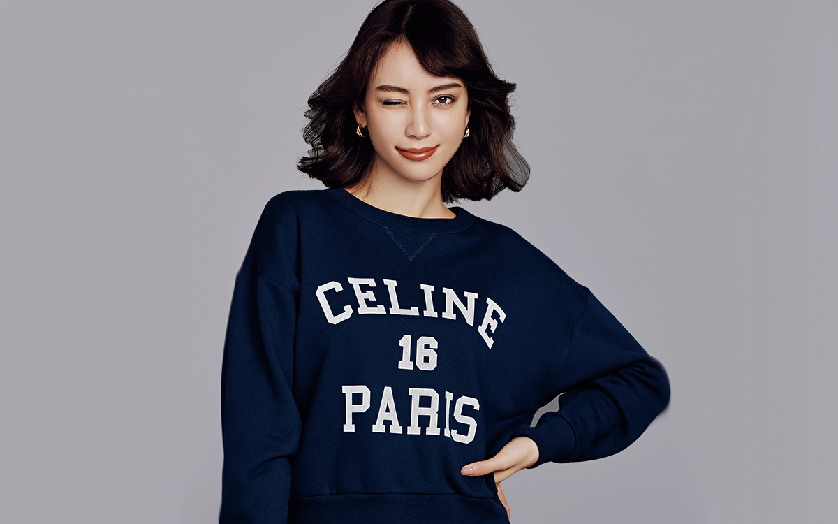 セリーヌ】の「ロゴカットソー」で楽しむ、洗練カジュアルコーデ | Oggi.jp