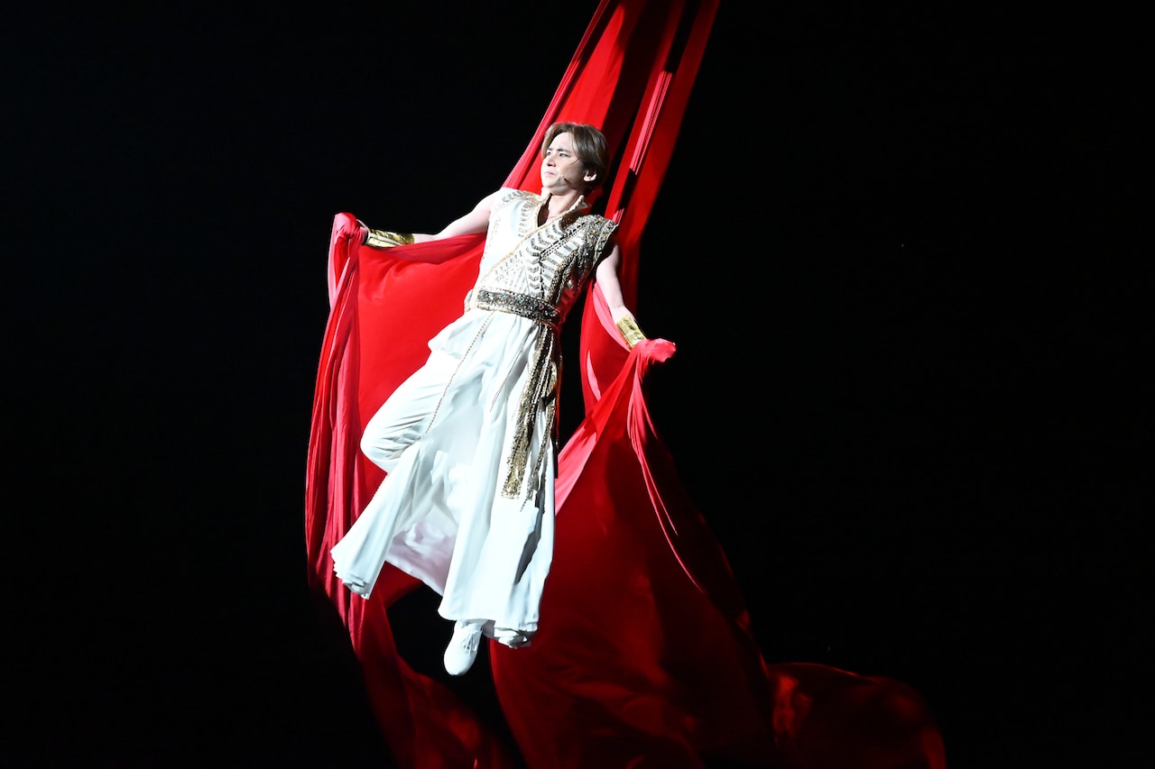 Endless SHOCK」ゲネプロより、観客の頭上をフライングする堂本光一