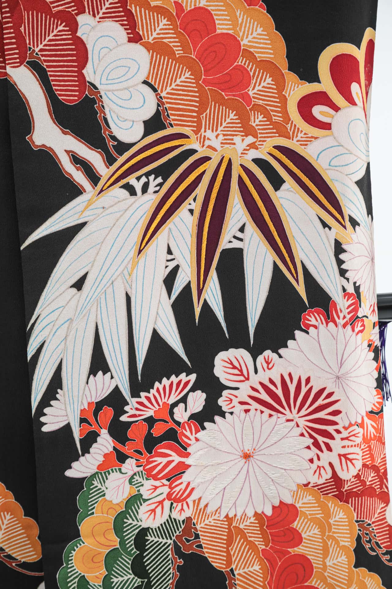 松と花丸文に鳳凰の黒振袖 | F-002 - OKADA PHOTOGRAPH