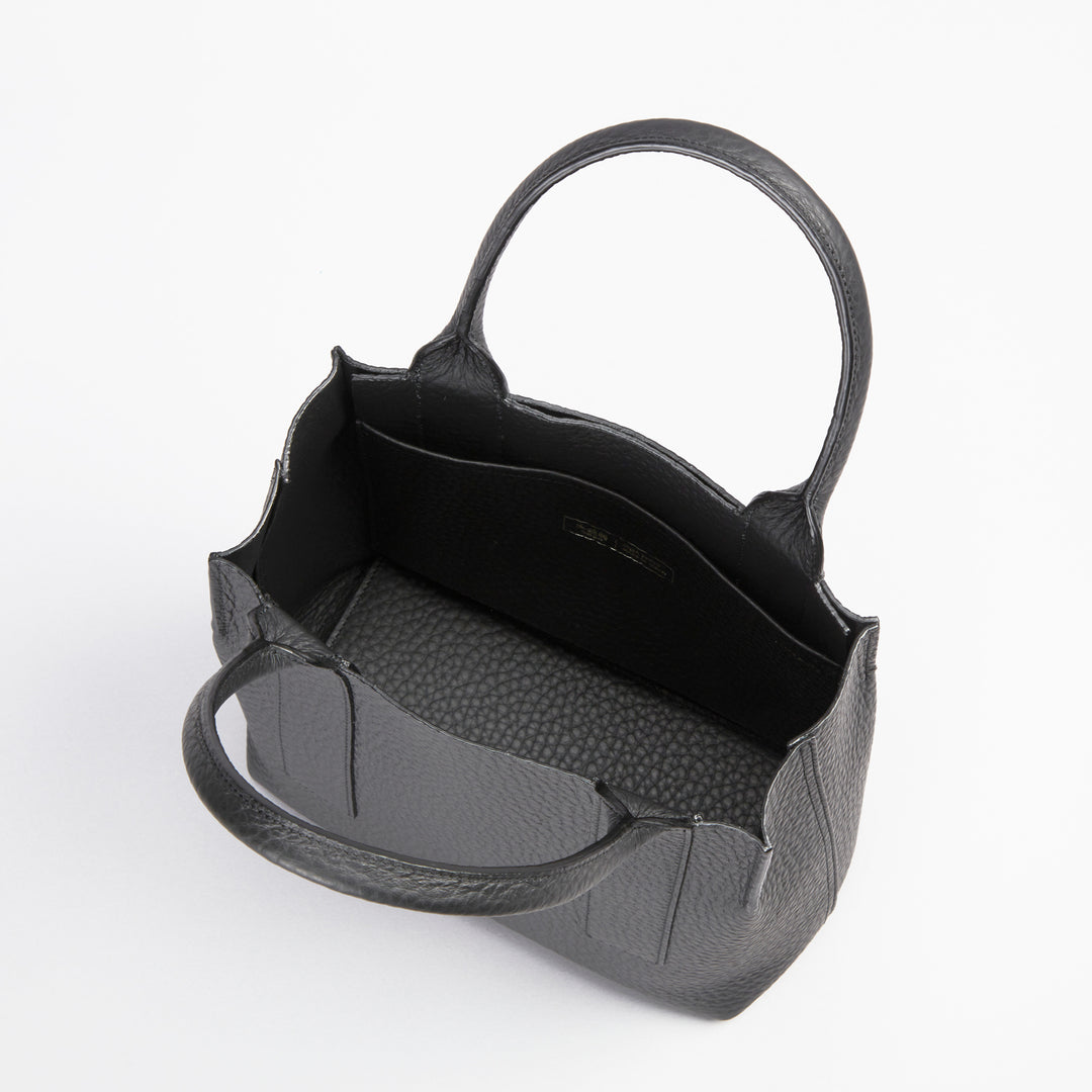 大峽製鞄－一枚仕立て手提げトートXS『トワリ22』【1383-QTW】（ブラック）