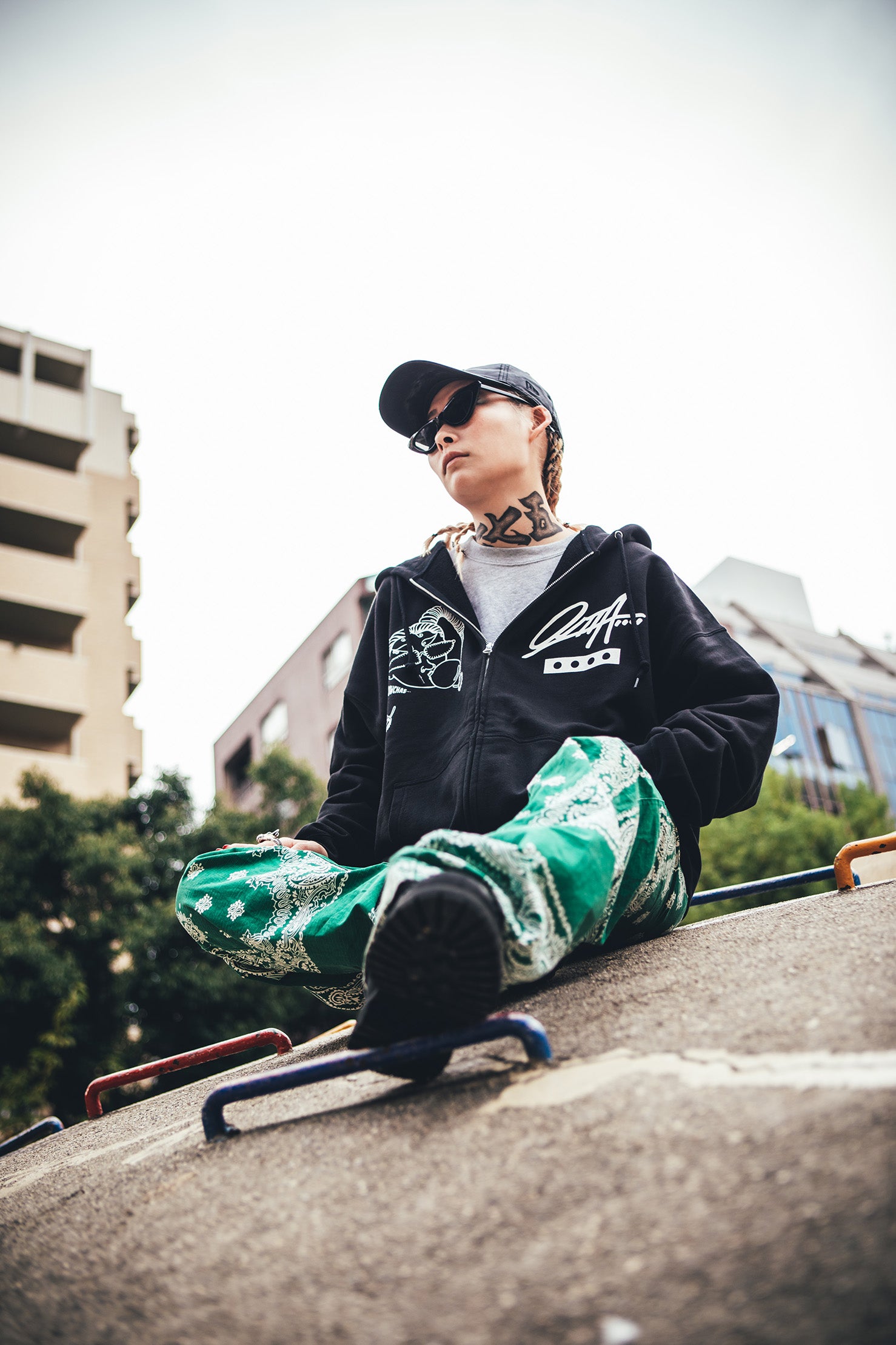 775 x O.U.T.T.A POWCHASパーカー