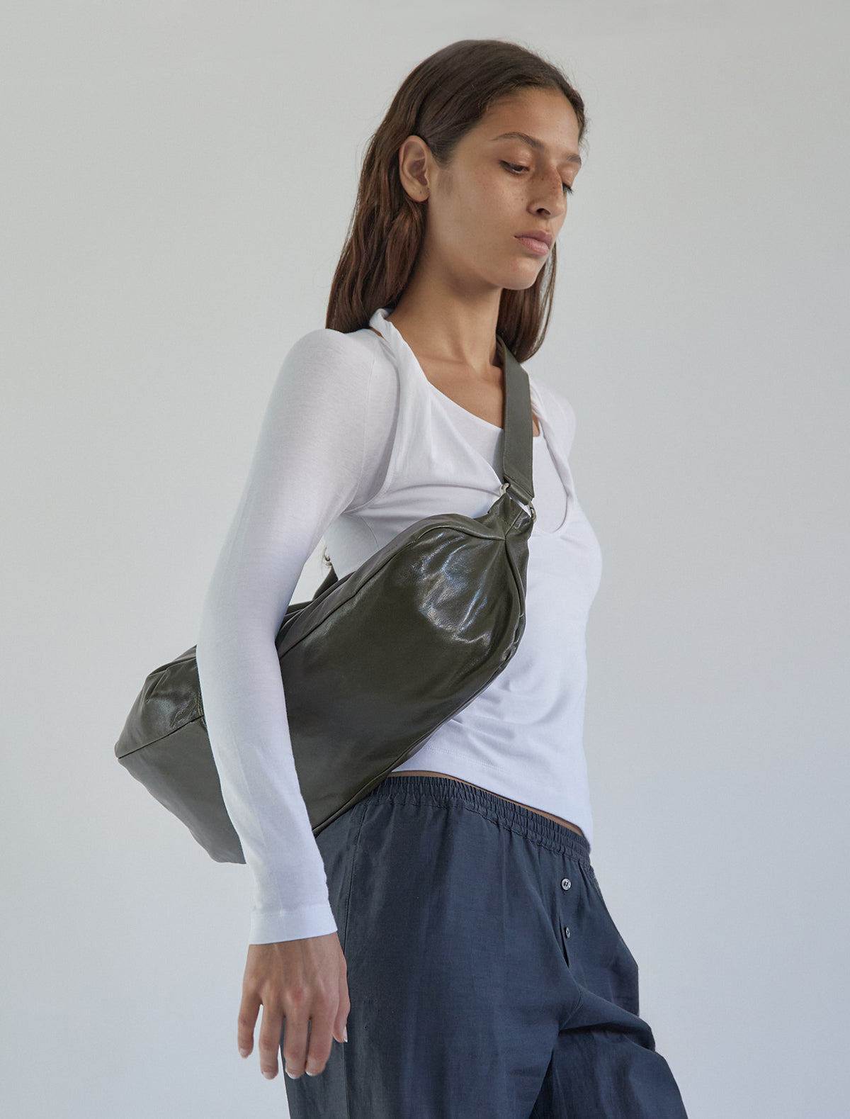 DRY-Khaki elongated, wrap-around hobo-style shoulder bag – paloma wool