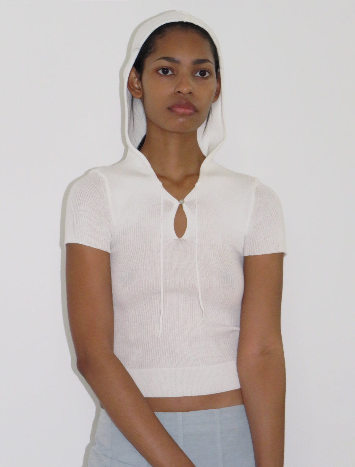 SAKU-Short-sleeved knitted hooded top with frontal lacing – paloma