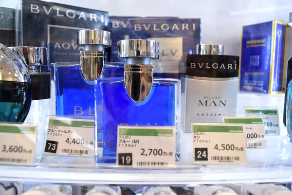 男性用の香水ございます☆ 3Fメンズケアコーナーに煌めくガラス棚
