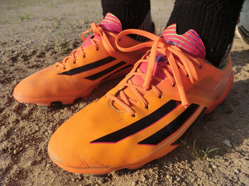 adidas アディゼロ F50 HG シューレース (ひも)をオレンジ色に変更