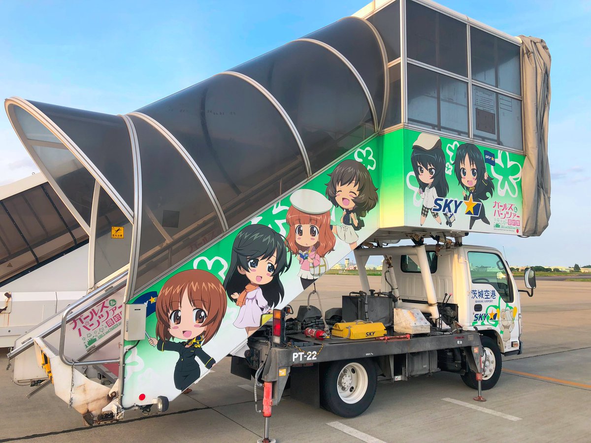 茨城空港のタラップ車には、茨城県大洗町が舞台の人気アニメ「ガールズ