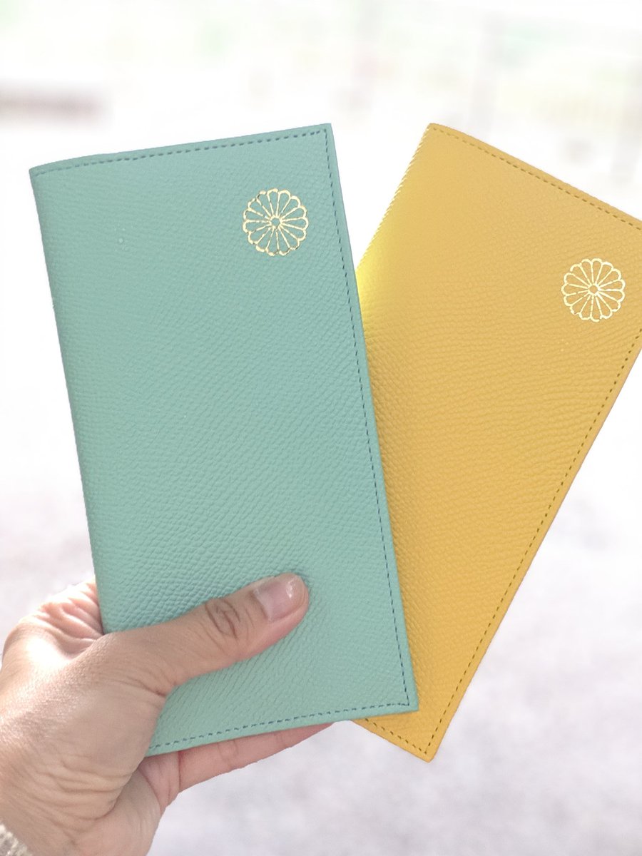 皇居（東御苑）で購入出来る菊のご紋の入った牛革長財布。昨日たまたま