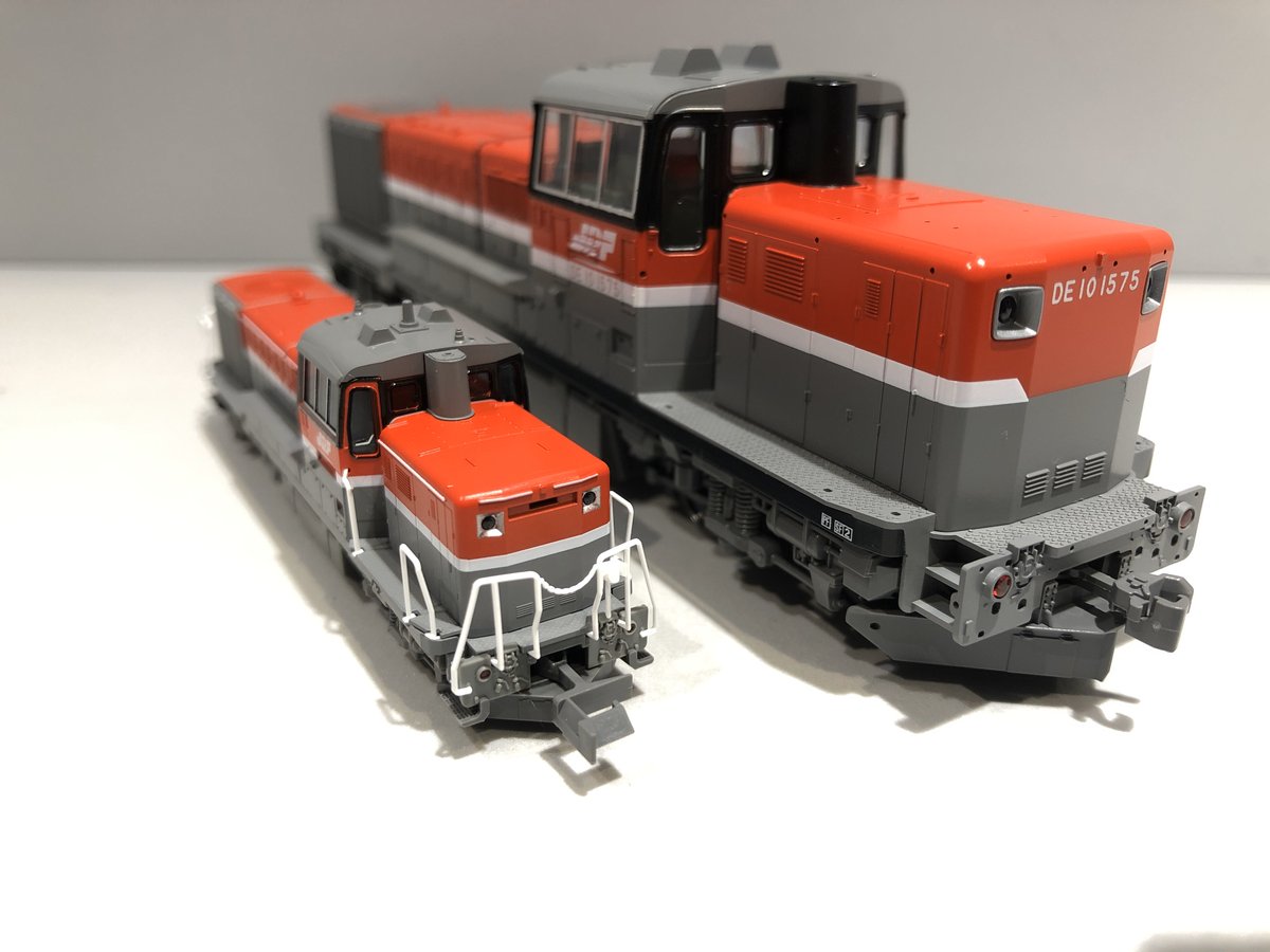 HOゲージのDE10 JR貨物更新色と並べて。HOゲージは岡山機関区に在籍