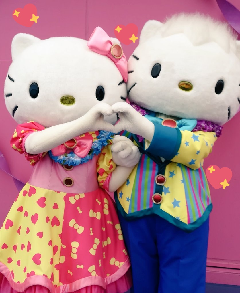 USJ で 私が真ん中で #キティダニ と手を繋いでお散歩して､ お散歩後