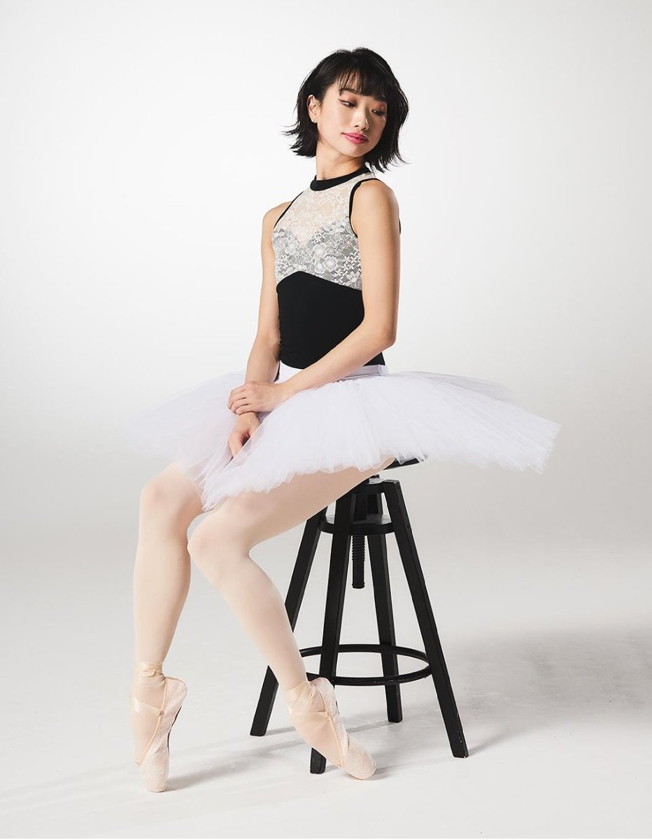 バレエ】 ホワイトのレースが可愛らしさもあり、エレガントな雰囲気の