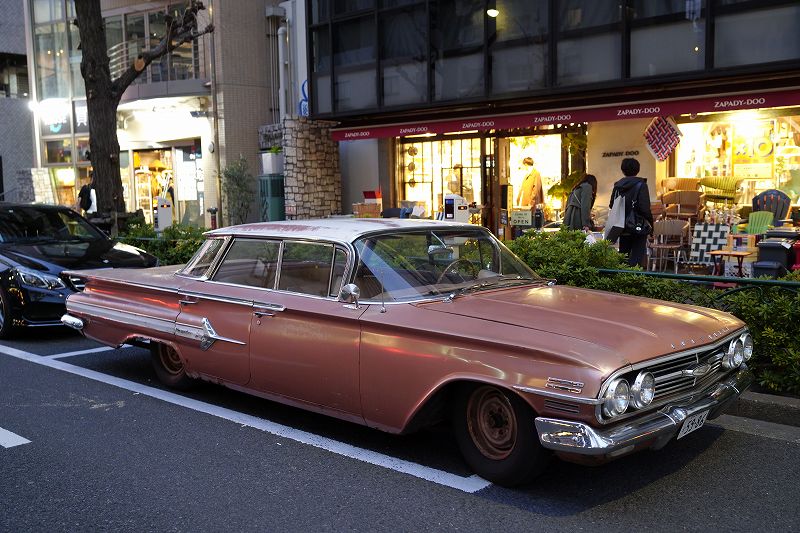 シボレー・インパラ 1960年頃のモデルかな。ピカピカ状態でなく