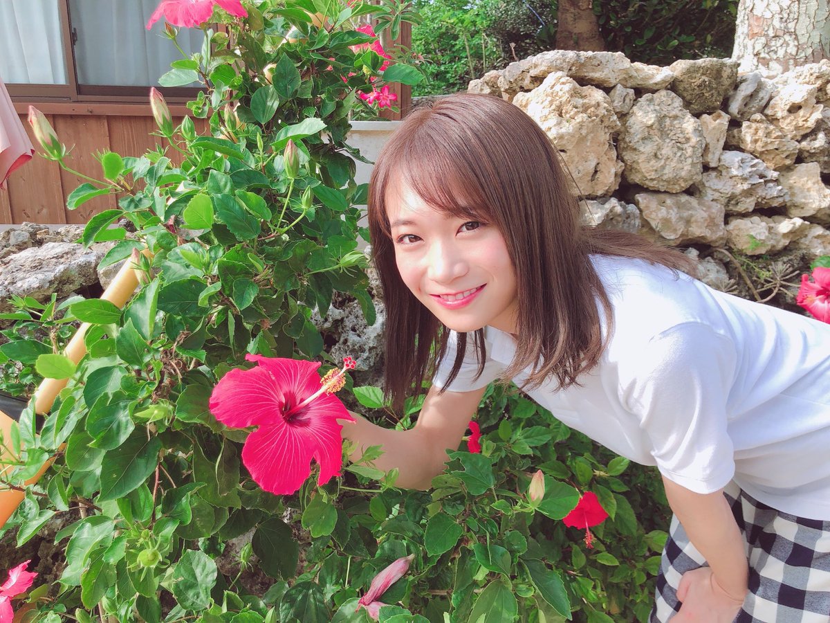 乃木坂46 秋元真夏2nd写真集『しあわせにしたい』発売中！【公式