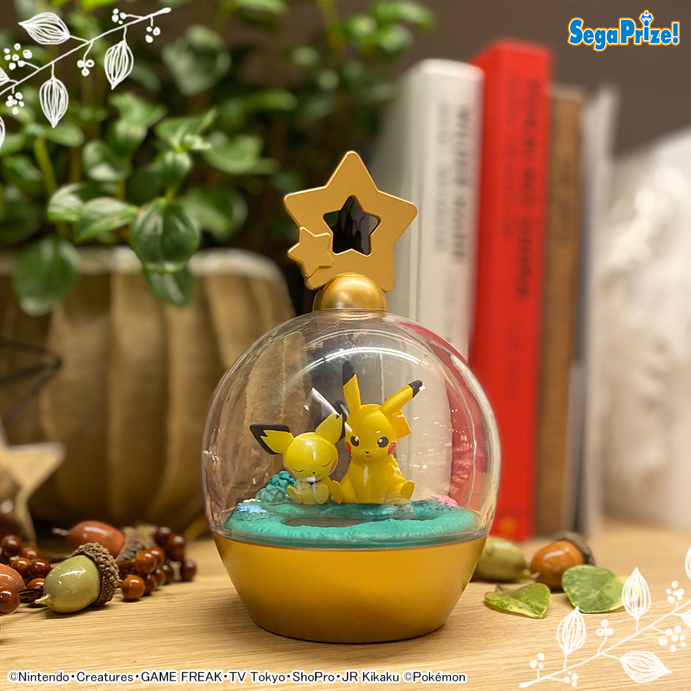 プライズ】 小さなボールの中で眠るピチューと 池を覗くピカチュウの姿
