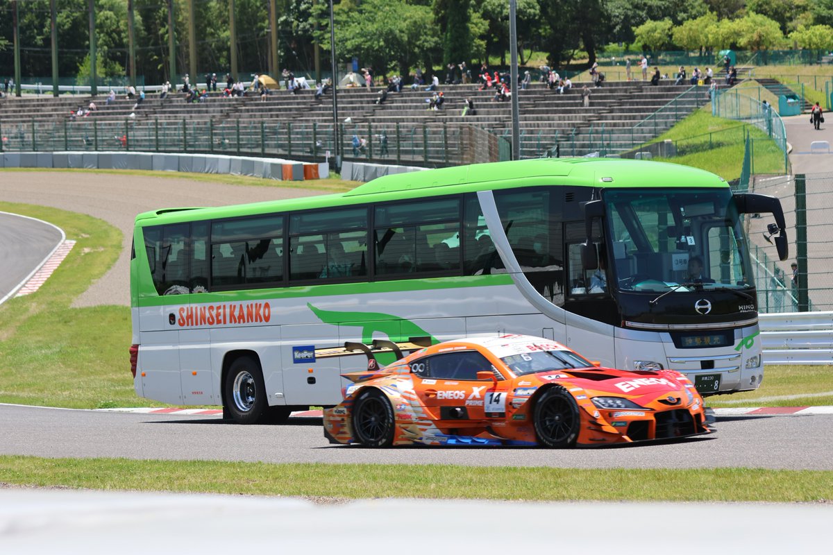 サーキットサファリ！ 観光バスと #SUPERGT マシンの混走。