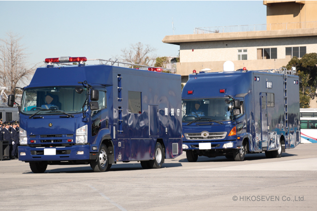 ご案内中のいすゞフォワードのNBCテロ対策車両が年頭視閲式で指揮官車