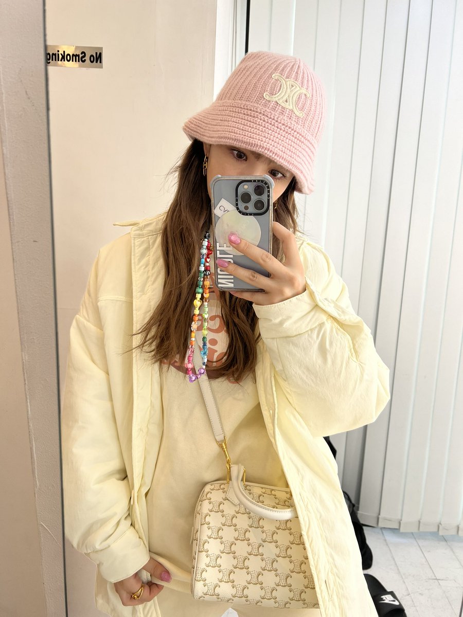 CELINEの「バケットハット / シームレスカシミア ブラック」を着用した