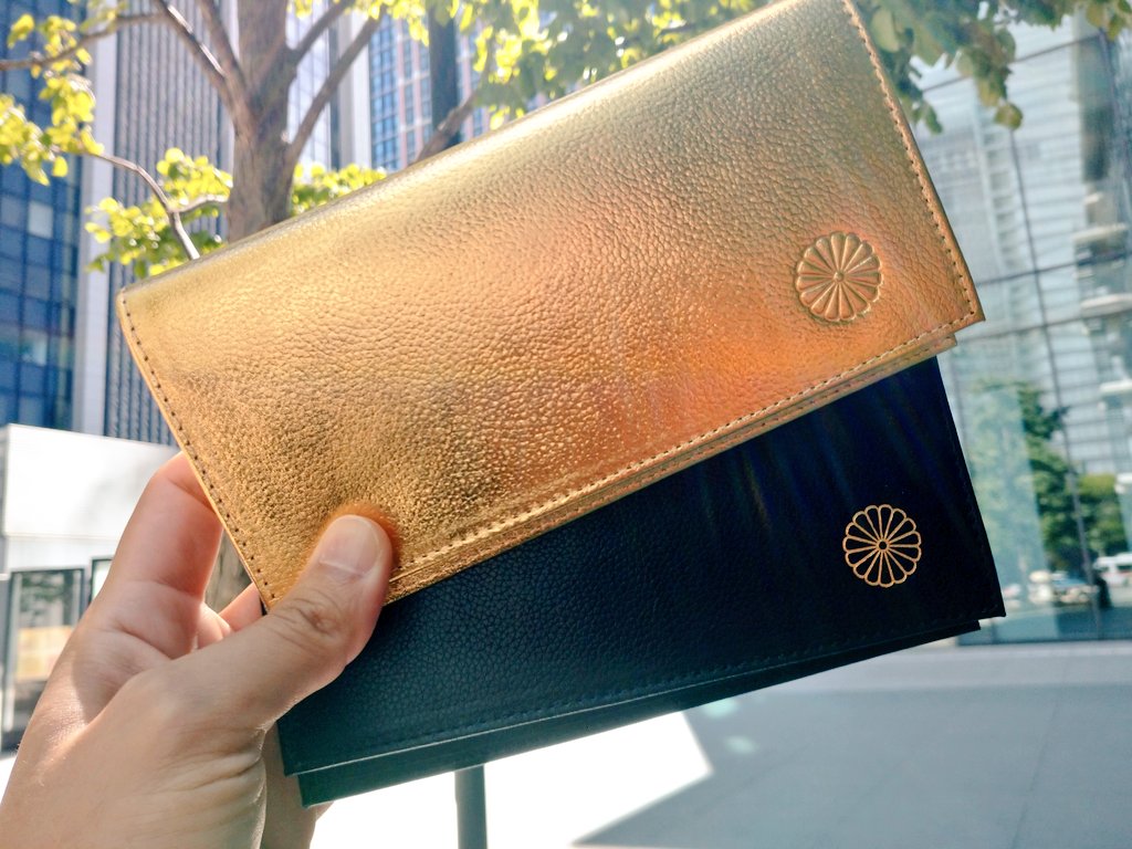 皇居の長財布ゲット✨ 色が8種類ぐらいあって悩んだけど、ゴールドと