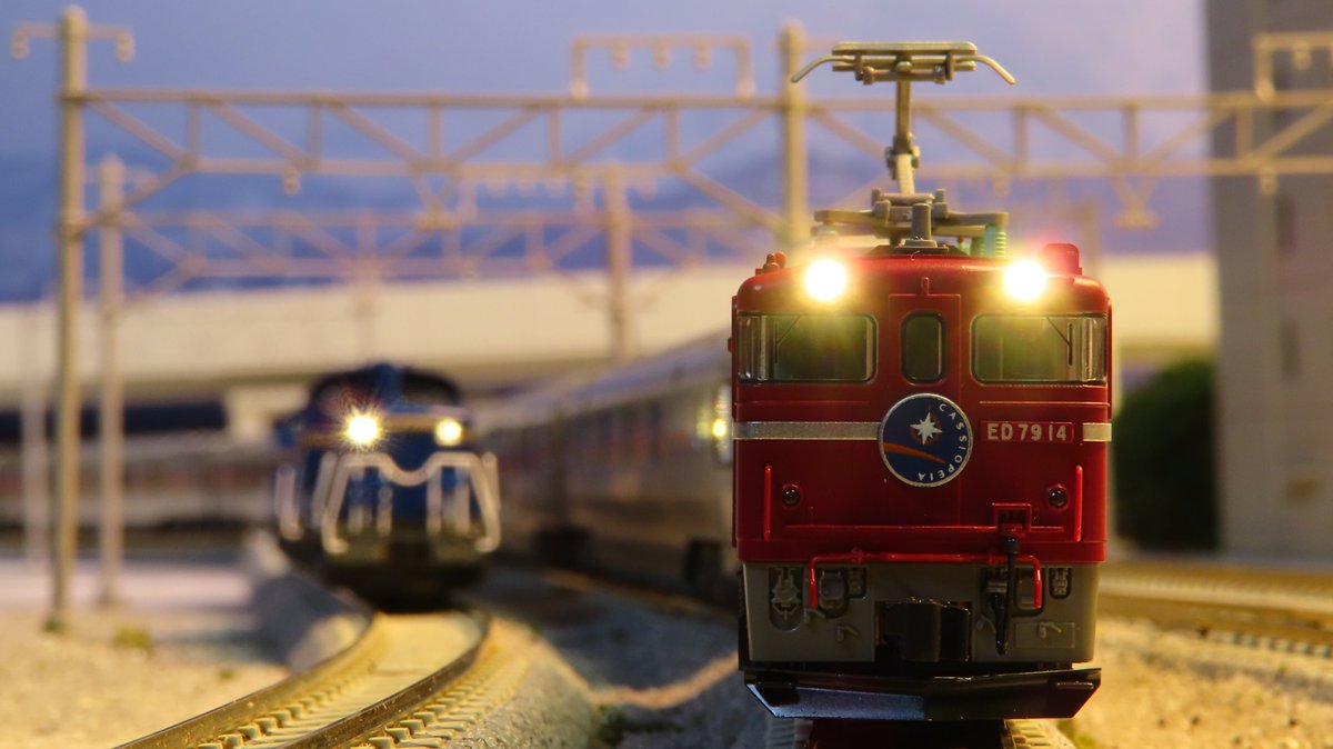 豪華寝台列車の旅】 長距離を走る寝台特急の醍醐味のひとつが機関車