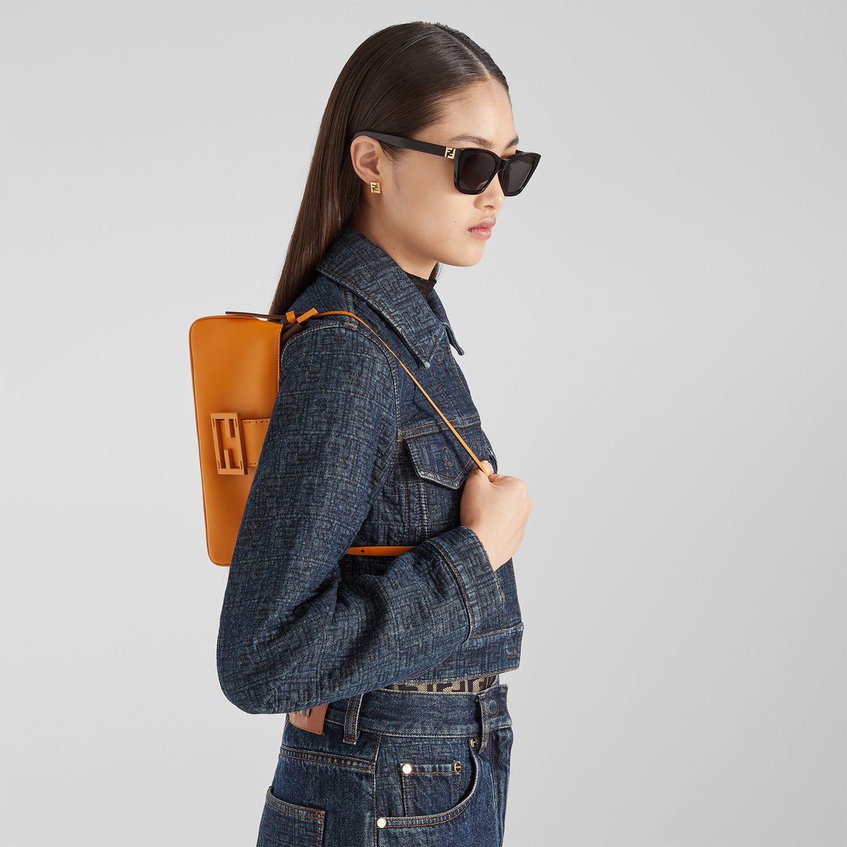 全面にキルティングのFFモチーフをあしらった、ダークブルーのデニム