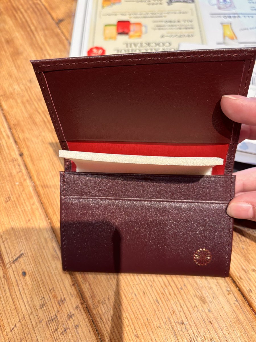 SNSで話題になってた皇居財布が欲しいと言われたので買いに来て名刺