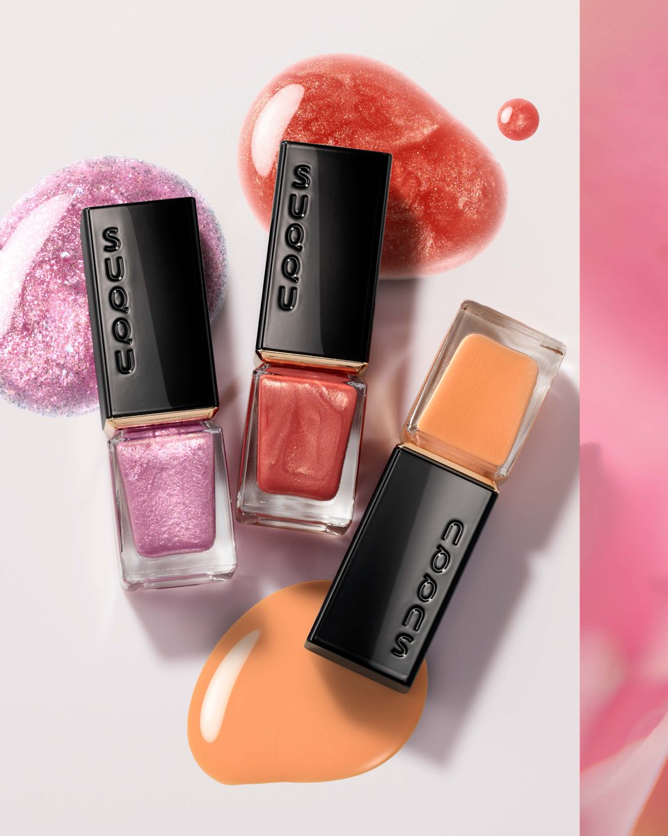 桜梅桃李」を指先で詠み上げるネイルカラー。 指先を美しく見せ、春を