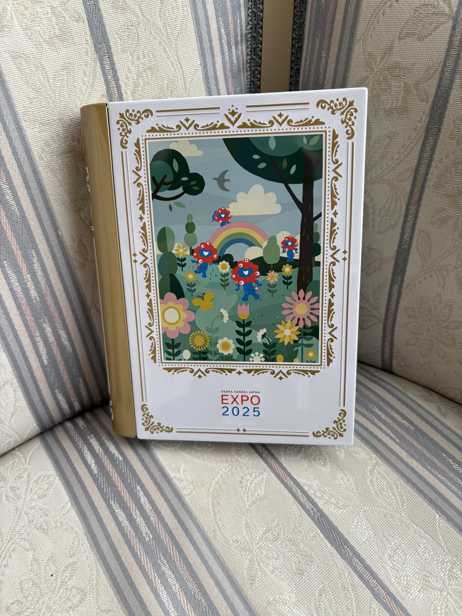 万博土産、ブック型クッキー缶🍪 これにスタンプ帳とか記念グッズ保管