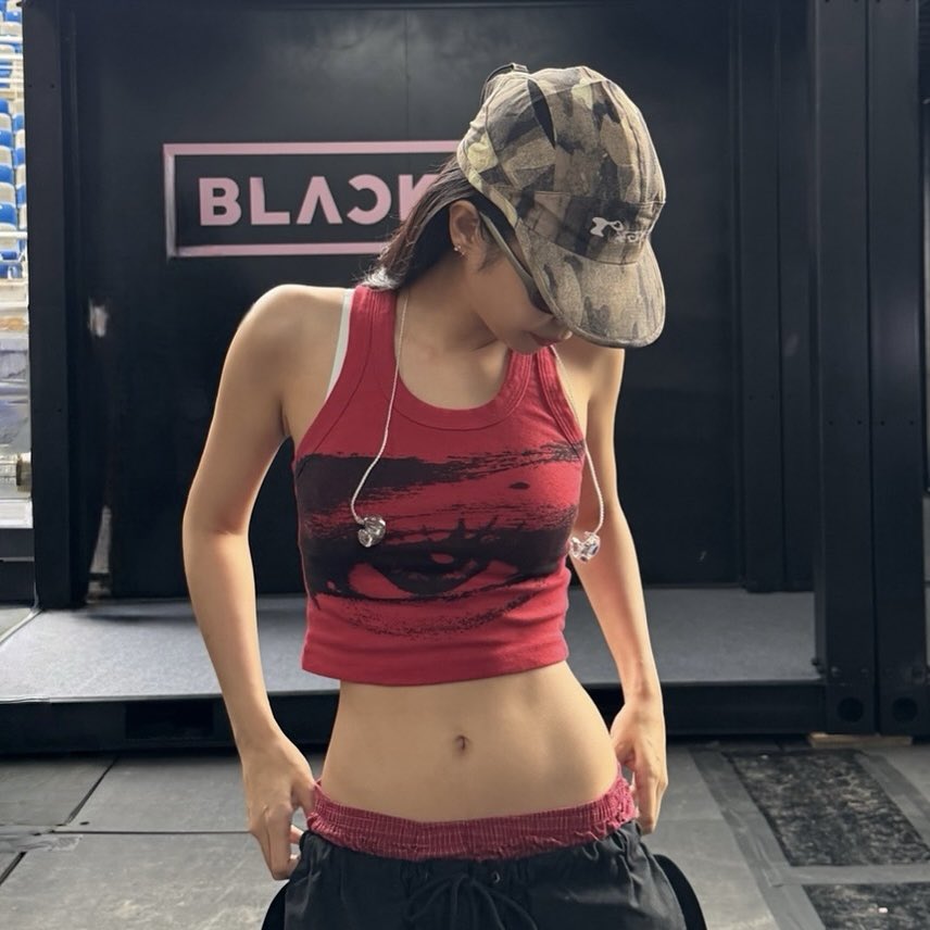 250705 제니 인스타그램 상의 정보 브랜드 : JENNIE 제품명 : Ruby Eye