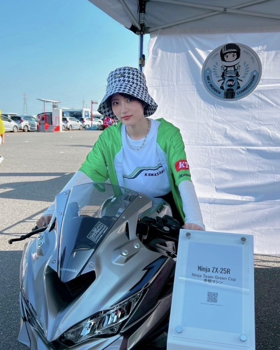 鈴鹿8耐 MFJ女性スポーツ部会ブースにて、若月佑美さんがNinja Team