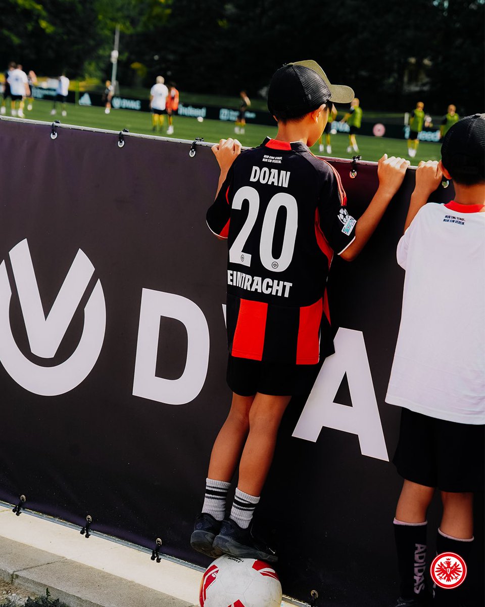 公開トレーニングには、早速 #堂安律 選手のユニフォームを着た