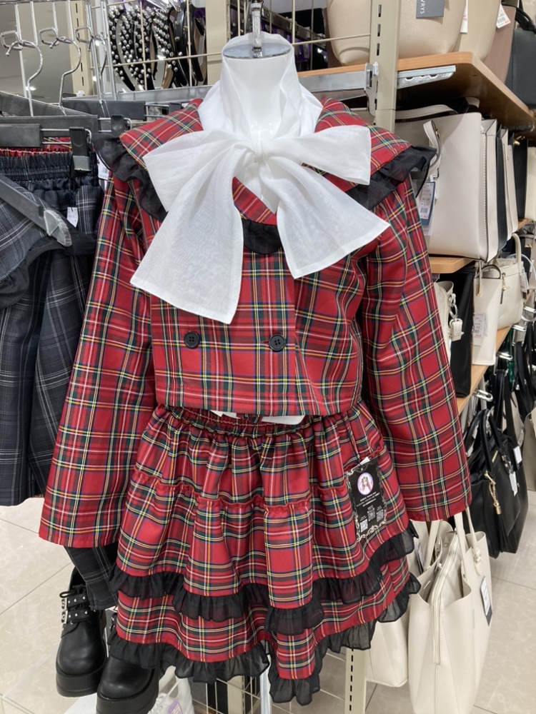 大きめリボンのボウタイブラウス×黒レース付チェック柄ミニスカートの