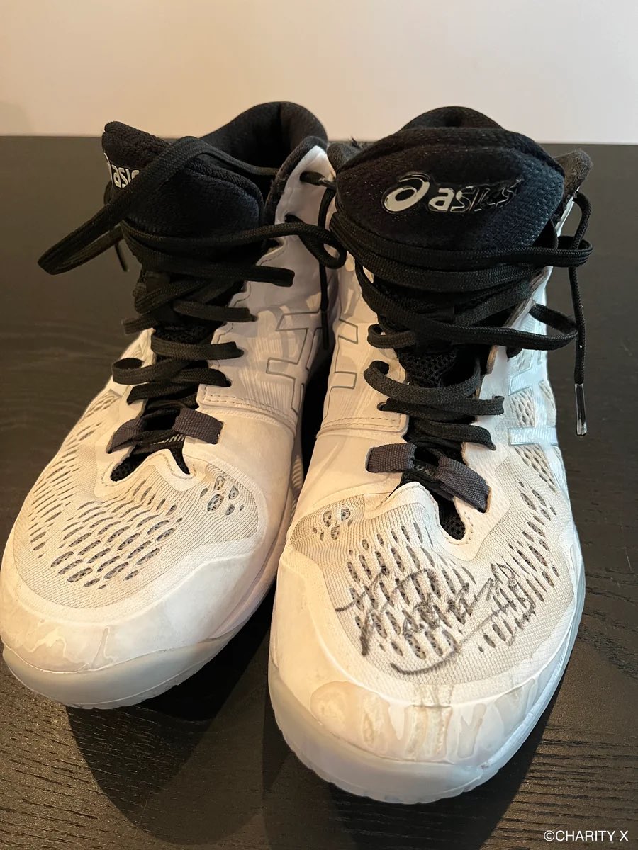 髙橋藍がイタリアリーグ🇮🇹で着用した、直筆サイン入りシューズの