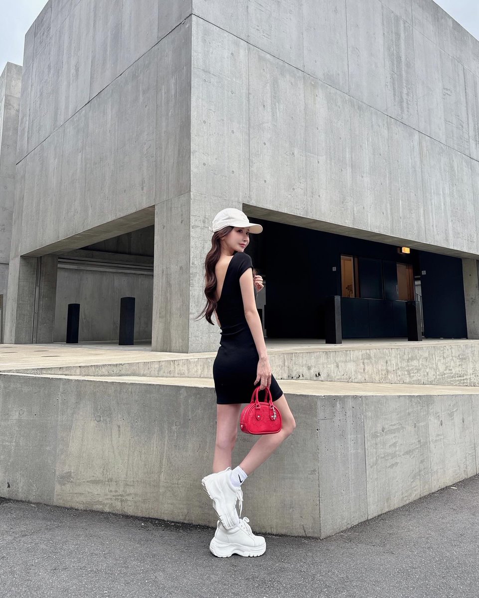 今回つくったスニーカー、一般販売1時間で2000足完売のあと予約販売