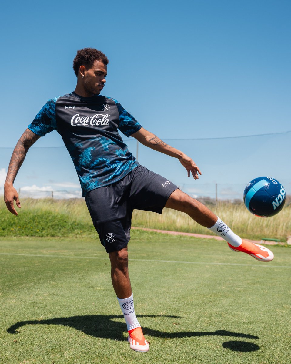 ナポリのトレーニングウェアはCoca Colaがグローバルトレーニング