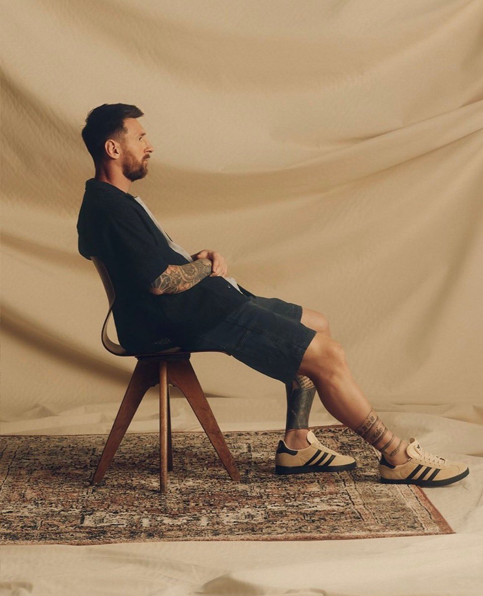 Lionel Messi x adidas Gazelle “Crystal Sand/Core Black”のメッシ