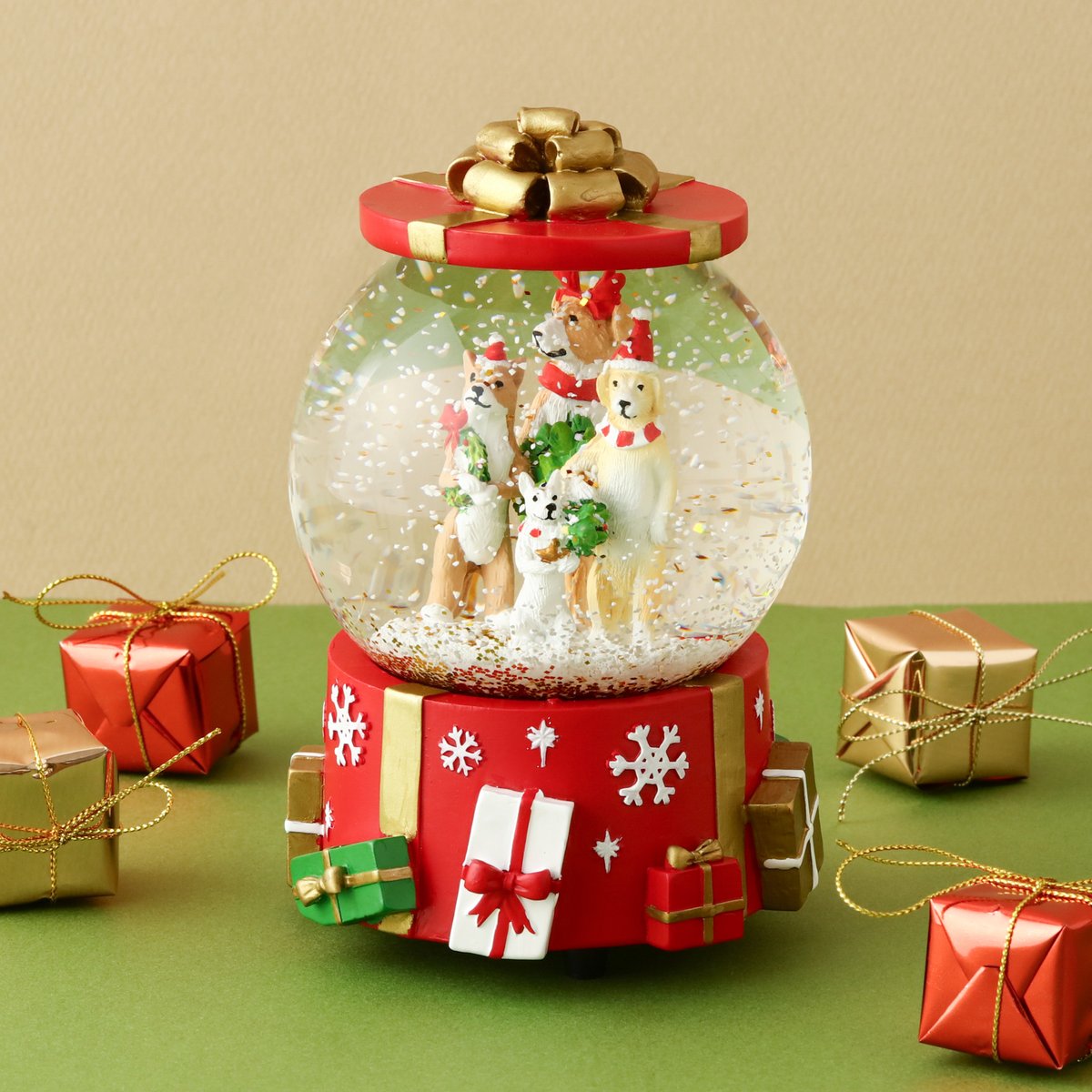 犬たちがクリスマスツリーを運んでいる、 ユーモアたっぷりのスノー