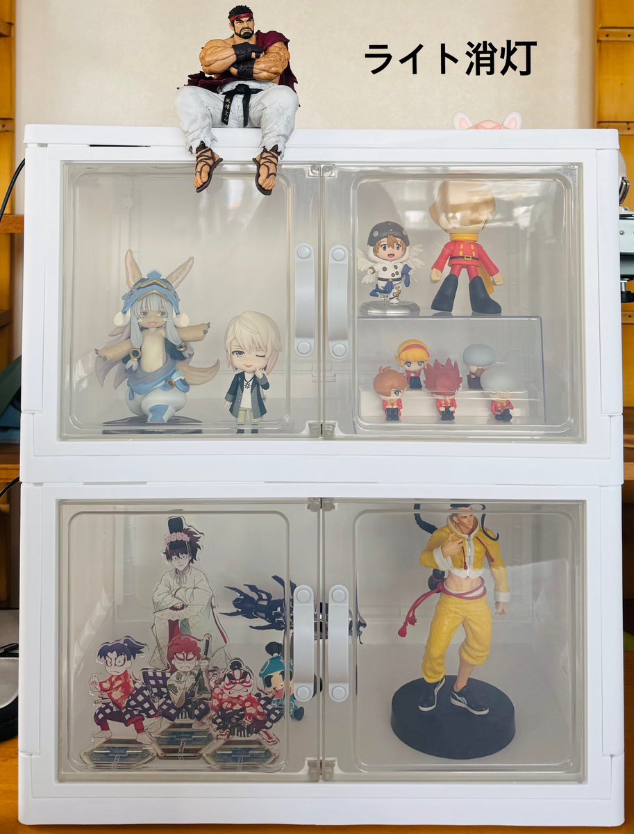 ダイソーの ジョイントできる扉付き折りたたみ収納ケースですが重ねて